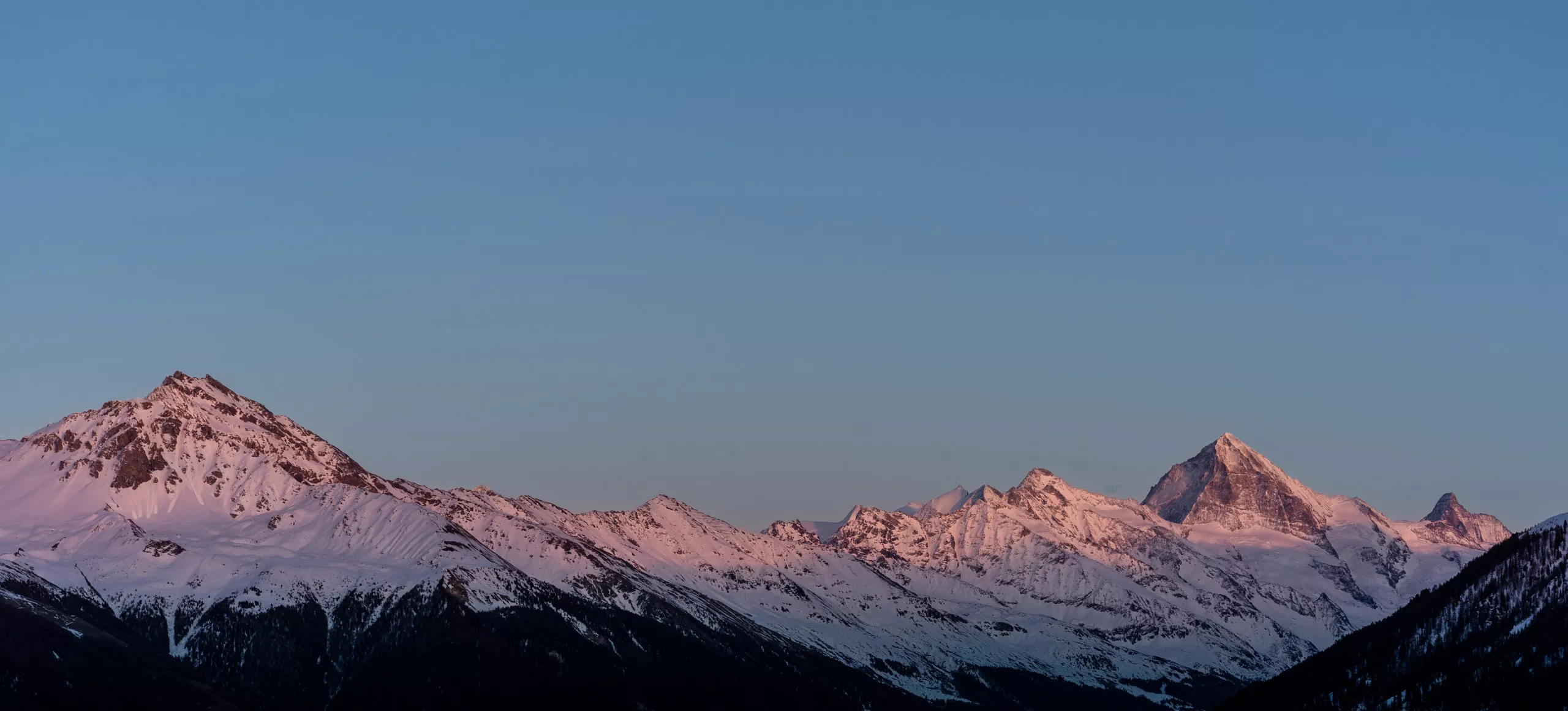 Les sommets du Val d'Hérens rosis par le coucher du soleil