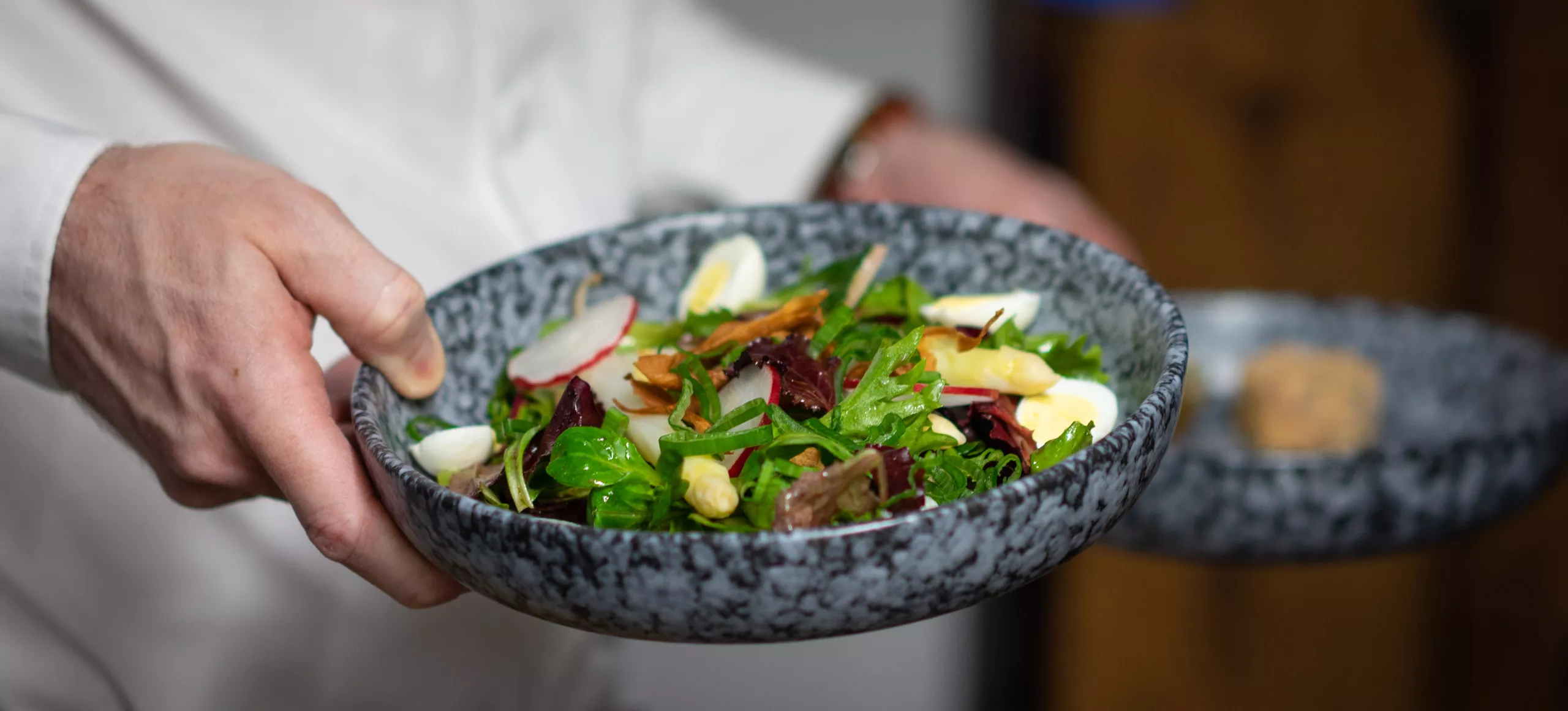 Assiette de salade de saison servie par le chef